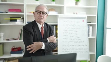 Üniversite sınıfında beyaz yönetim kurulunda son sınıf öğretmenliği yapıyor.