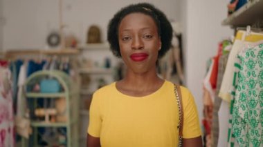 Afro-Amerikalı kadın müşteriler alışveriş torbaları ve dolarları mağazada tutuyorlar.