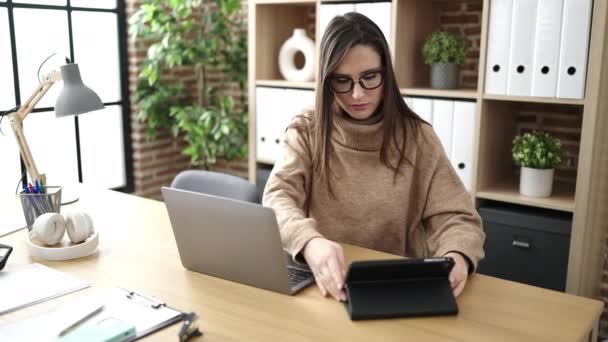 Hermosa Mujer Hispana Trabajadora Negocios Usando Touchpad Laptop Oficina — Vídeo de stock