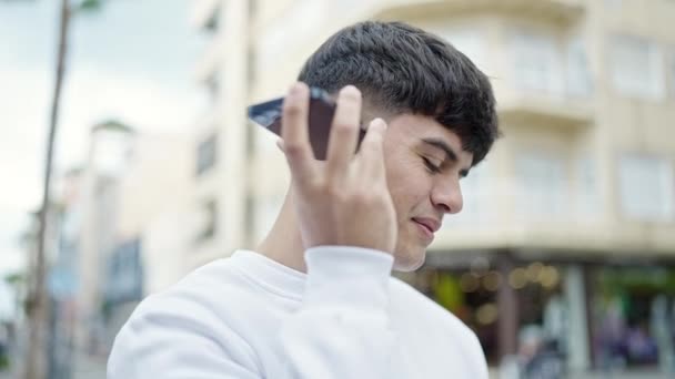 Joven Hispano Escuchando Mensaje Voz Calle — Vídeos de Stock