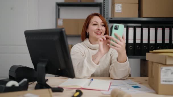Молодая Рыжая Женщина Электронной Коммерции Бизнес Работник Помощью Смартфона Офисе — стоковое видео