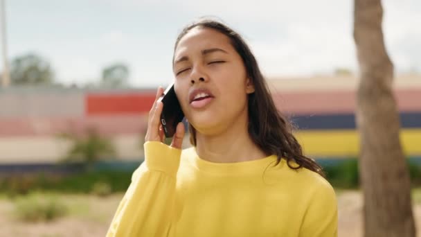 Wanita Muda Afrika Amerika Tersenyum Percaya Diri Berbicara Smartphone Jalan — Stok Video