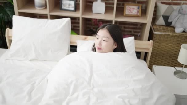 Joven Mujer China Despertando Sentada Cama Dormitorio — Vídeo de stock