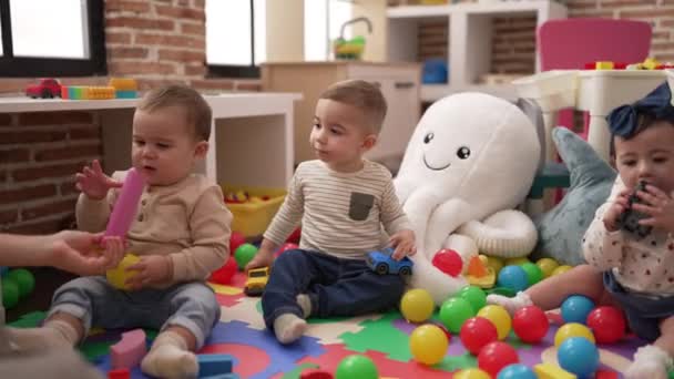 Enseignant Enfants Âge Préscolaire Jouant Avec Des Balles Des Voitures — Video