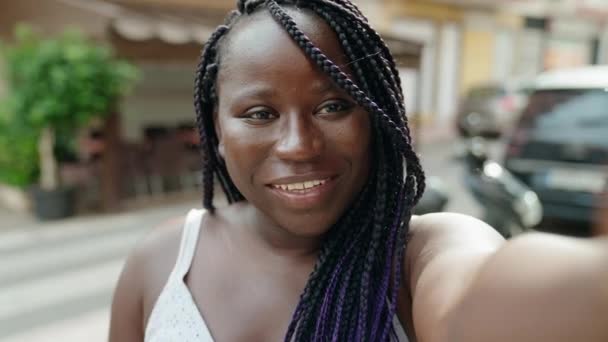 Африканская Американка Улыбается Уверенно Имея Видеозвонок Террасе Кафе — стоковое видео