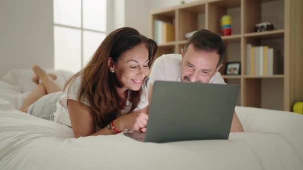 Man Vrouw Paar Met Behulp Van Laptop Liggend Bed Slaapkamer — Stockvideo