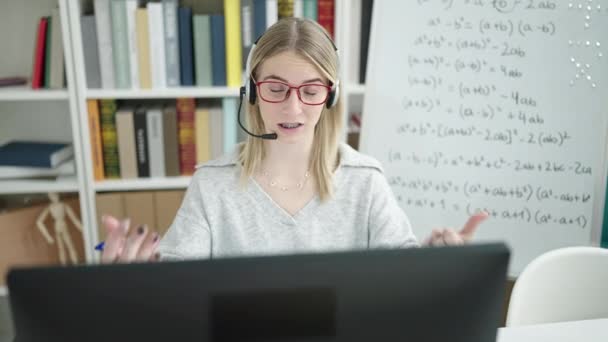 Jonge Blonde Vrouw Onderwijs Video Oproep Bibliotheek Universiteit — Stockvideo