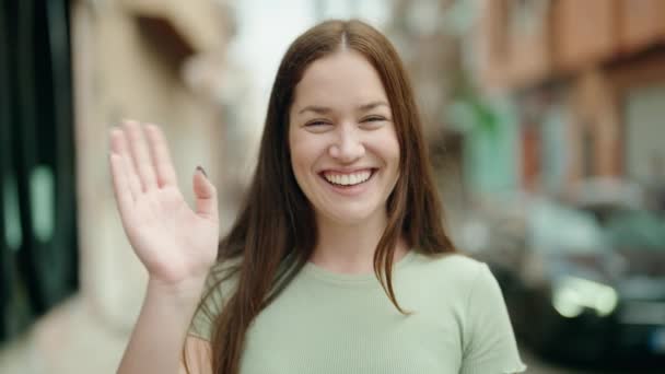 Junge Schöne Frau Lächelt Selbstbewusst Und Spricht Auf Der Straße — Stockvideo