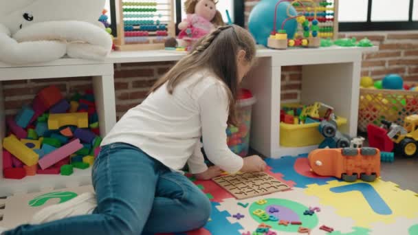 愛らしいHispanic女の子遊びとともに数学パズルゲーム座っています上の階に教室 — ストック動画