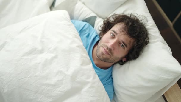 Genç Spanyol Adam Yatakta Kendinden Emin Bir Şekilde Gülümsüyor — Stok video