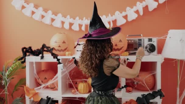Mulher Hispânica Meia Idade Tendo Festa Halloween Dançando Casa — Vídeo de Stock