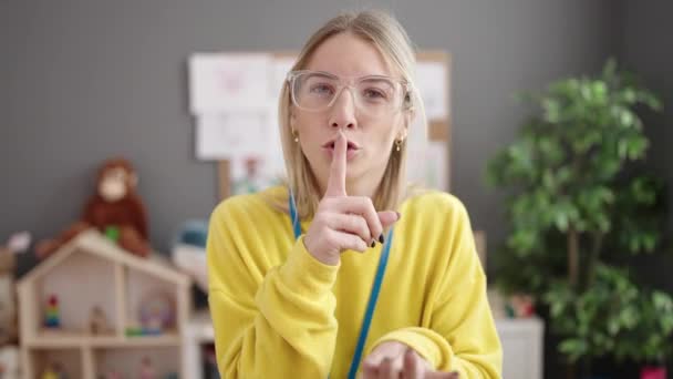 Ung Blond Kvinna Förskolelärare Ber Tystnad Dagis — Stockvideo