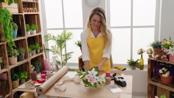 Ung Blond Kvinna Florist Håller Bukett Med Blommor — Stockvideo