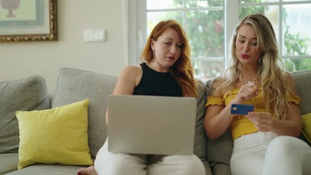 Two Women Using Laptop Credit Card Home — Αρχείο Βίντεο