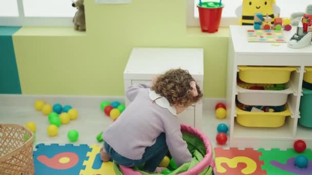 Liebenswertes Hispanisches Mädchen Spielt Kindergarten Mit Bällen — Stockvideo