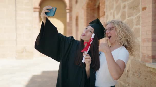 Två Kvinnor Mor Och Utexaminerad Dotter Gör Selfie Smartphone Campus — Stockvideo