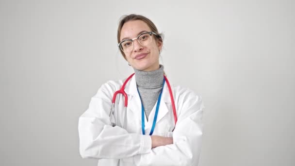 Νεαρή Καυκάσια Γυναίκα Γιατρός Χαμογελά Αυτοπεποίθηση Στέκεται Χέρια Σταυρωμένα Χειρονομία — Αρχείο Βίντεο