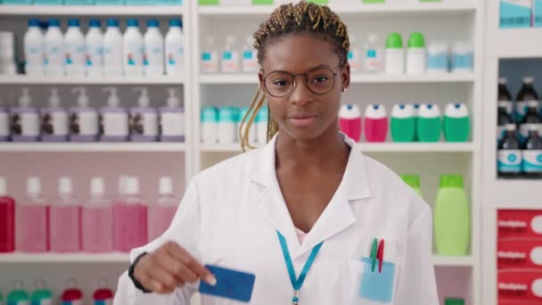 Afričanky Americká Žena Lékárník Úsměv Jistý Držení Kreditní Karty Lékárně — Stock video