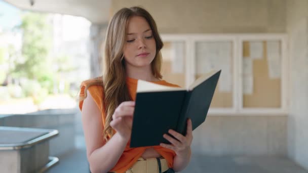 Νεαρή Γυναίκα Διαβάζει Βιβλία Στο Πανεπιστήμιο — Αρχείο Βίντεο