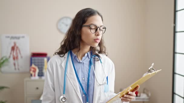 Молода Красива Іспаномовна Жінка Лікар Читає Документ Буфері Клініці — стокове відео