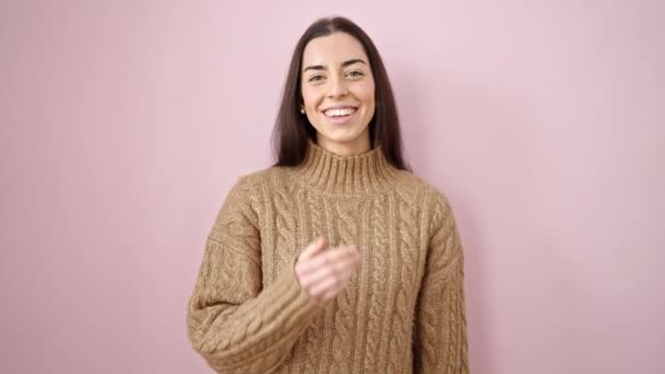 Jovem Bela Mulher Hispânica Sorrindo Beijo Soprando Confiante Sobre Fundo — Vídeo de Stock
