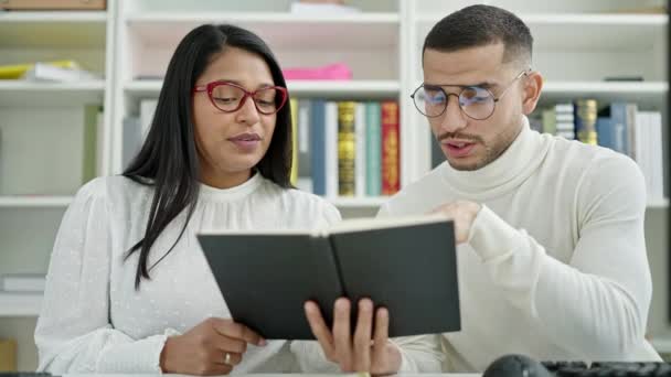 Άνδρες Και Γυναίκες Μαθητές Διαβάζουν Βιβλία Που Σπουδάζουν Στην Τάξη — Αρχείο Βίντεο