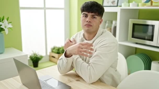 Jovem Hispânico Sorrindo Confiante Usando Laptop Sala Jantar — Vídeo de Stock