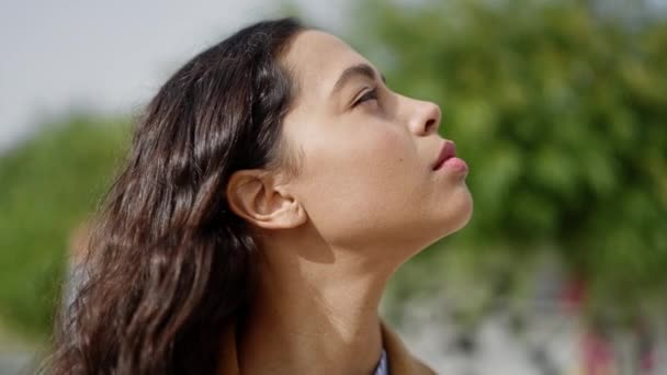 Young Beautiful Hispanic Woman Breathing Closed Eyes Park — Stok video