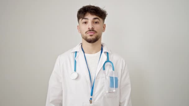 Jovem Árabe Homem Médico Pedindo Silêncio Sobre Fundo Branco Isolado — Vídeo de Stock