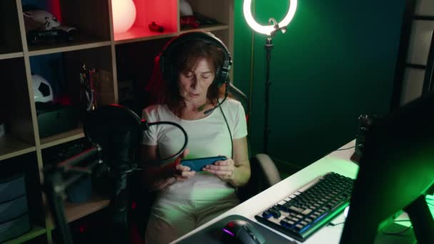Жінка Середнього Віку Стример Грає Відеоігри Допомогою Смартфона Ігровій Кімнаті — стокове відео
