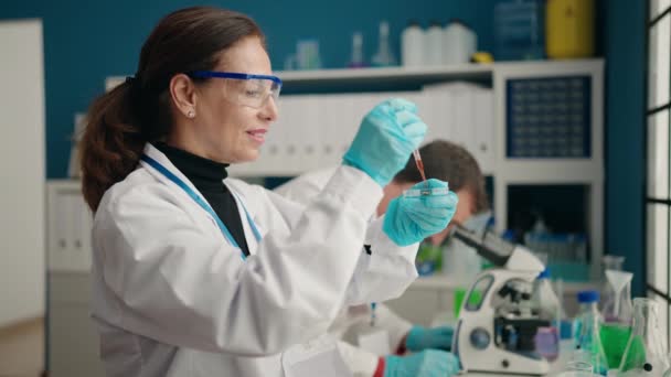 Muži Ženy Vědci Pomocí Pipety Pracující Laboratoři — Stock video
