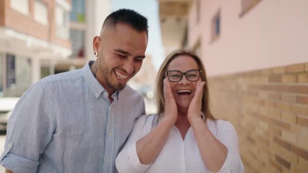 Kadın Erkek Anne Kız Caddede Birbirlerine Karşı Sürpriz Bir Ifadeyle — Stok video