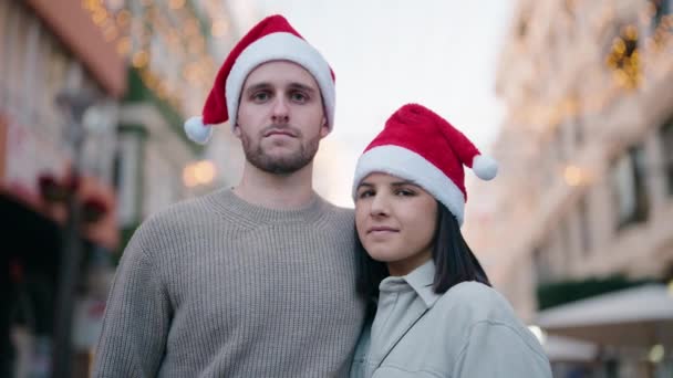 Noel Şapkası Takan Genç Çift Sokakta Birbirlerine Sarılıyorlar — Stok video