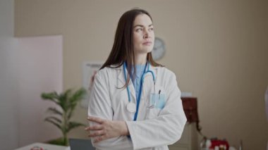 Kafkasyalı genç bir doktor şüpheli bir ifadeyle klinikte durup düşünüyor.