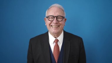 Son sınıf kahkahaları izole edilmiş mavi arka planda.