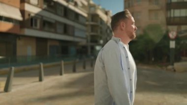 Beyaz bir adam gülümsüyor. Kendine güveniyor. Sokakta yürüyor ve merhaba diyor.