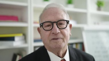 Üniversite sınıfında beyaz yönetim kurulunda son sınıf öğretmenliği yapıyor.