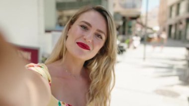 Genç, güzel, İspanyol bir kadın gülümsüyor.