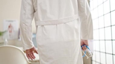 Klinikte steteskop tutan genç İspanyol doktor.