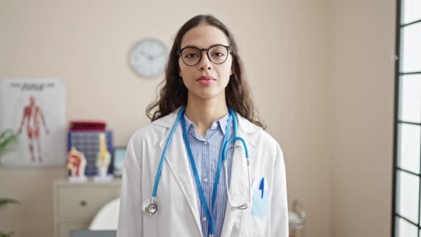 Ung Vacker Latinamerikansk Kvinna Läkare Ler Säker Gör Gest Kliniken — Stockvideo