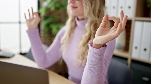 Mujer Joven Rubia Trabajadora Negocios Haciendo Ejercicio Yoga Oficina — Vídeos de Stock