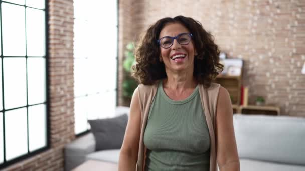 Middelbare Leeftijd Spaanse Vrouw Glimlachend Met Gekruiste Armen — Stockvideo