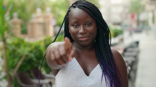 アフリカ系アメリカ人女性笑顔自信を持ってやってジェスチャーで手でコーヒーショップテラス — ストック動画