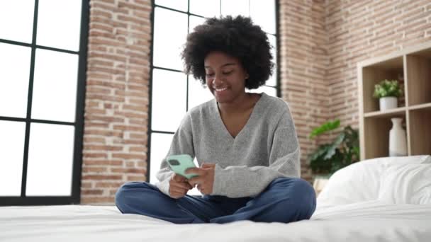 Afrika Kökenli Amerikalı Bir Kadın Yatak Odasında Akıllı Telefon Kullanıyor — Stok video