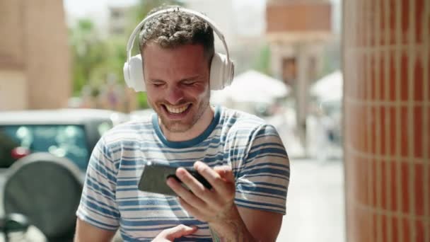 Jonge Spaanse Man Glimlachend Zelfverzekerd Kijken Video Smartphone Straat — Stockvideo