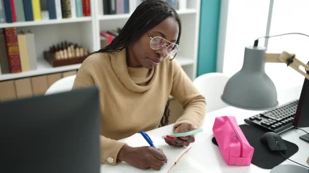 Mulher Africana Usando Computador Tomando Notas Com Smartphone Universidade Biblioteca — Vídeo de Stock