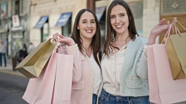 Dos Mujeres Sonriendo Yendo Compras Sosteniendo Bolsas Calle — Vídeos de Stock