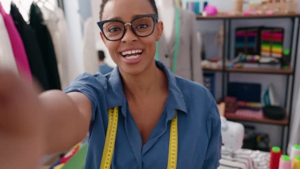 Afro Amerikalı Kadın Terzi Terzi Dükkanından Video Çağrısına Güvenerek Gülümsüyor — Stok video
