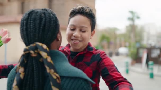 Afro Americano Mãe Filho Sorrindo Confiante Abraçando Uns Aos Outros — Vídeo de Stock