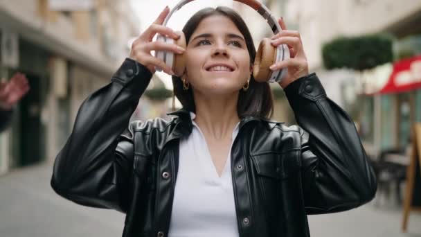Młoda Latynoska Uśmiecha Się Pewnie Słuchając Muzyki Ulicy — Wideo stockowe